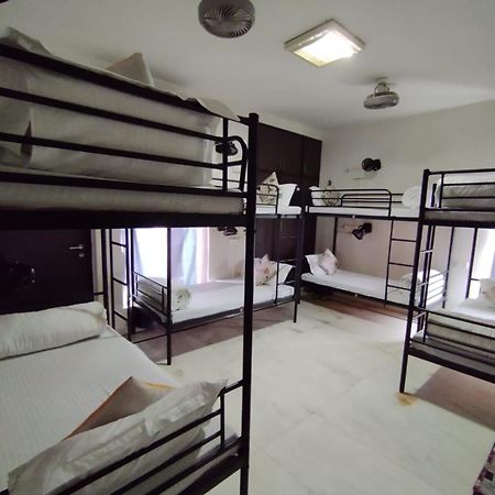 A Sleepy Fox Hostel New Delhi Buitenkant foto