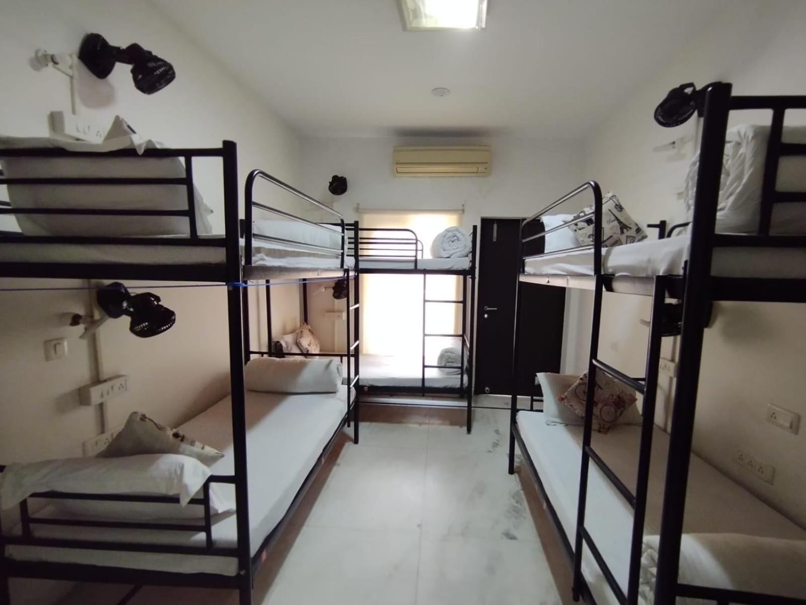 A Sleepy Fox Hostel New Delhi Buitenkant foto