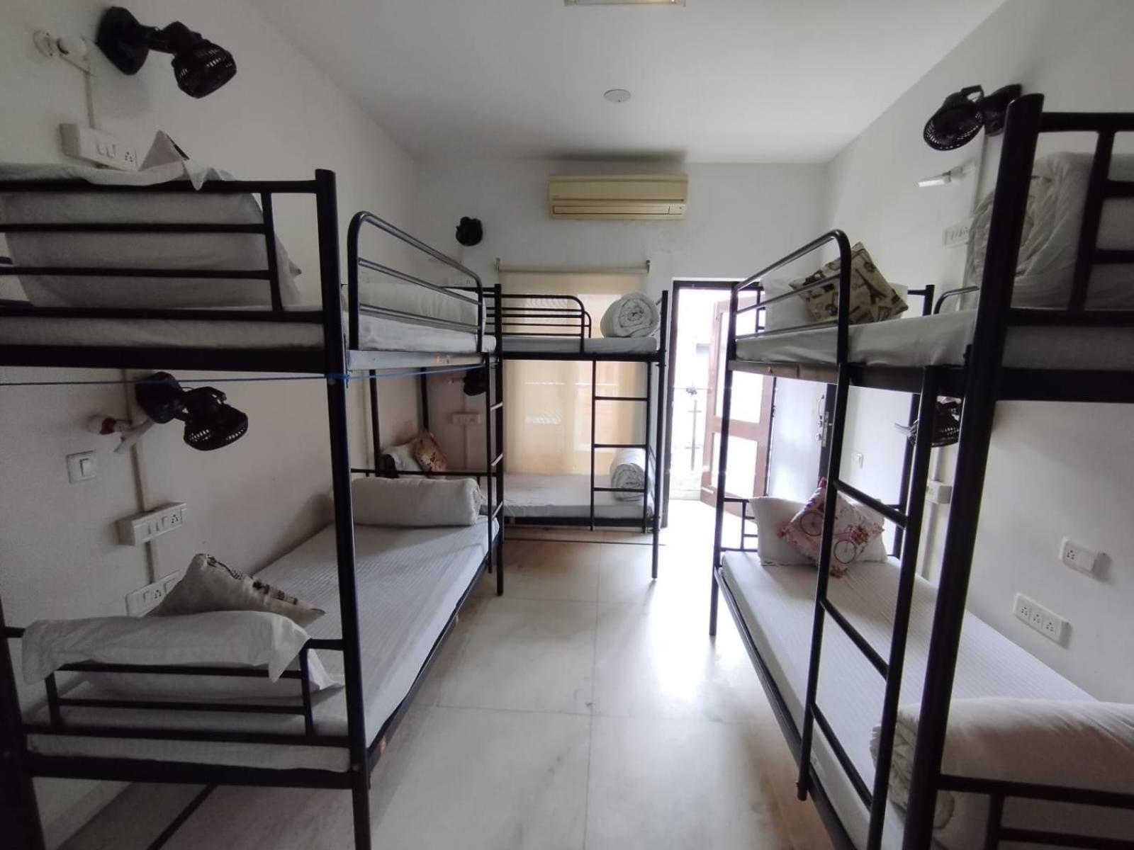 A Sleepy Fox Hostel New Delhi Buitenkant foto