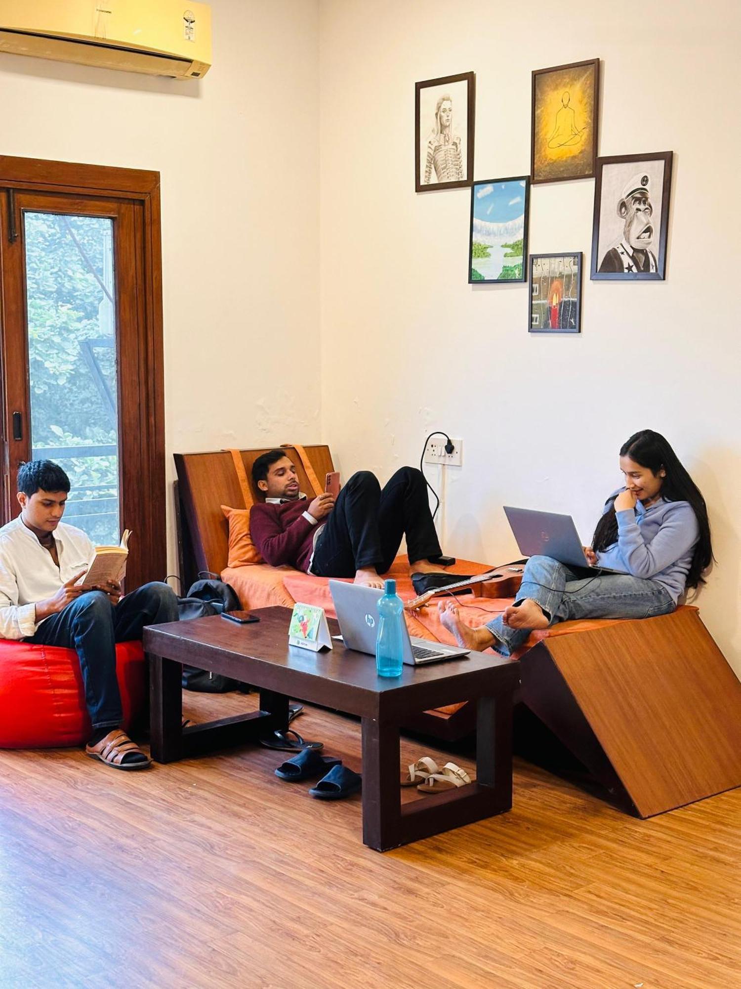 A Sleepy Fox Hostel New Delhi Buitenkant foto