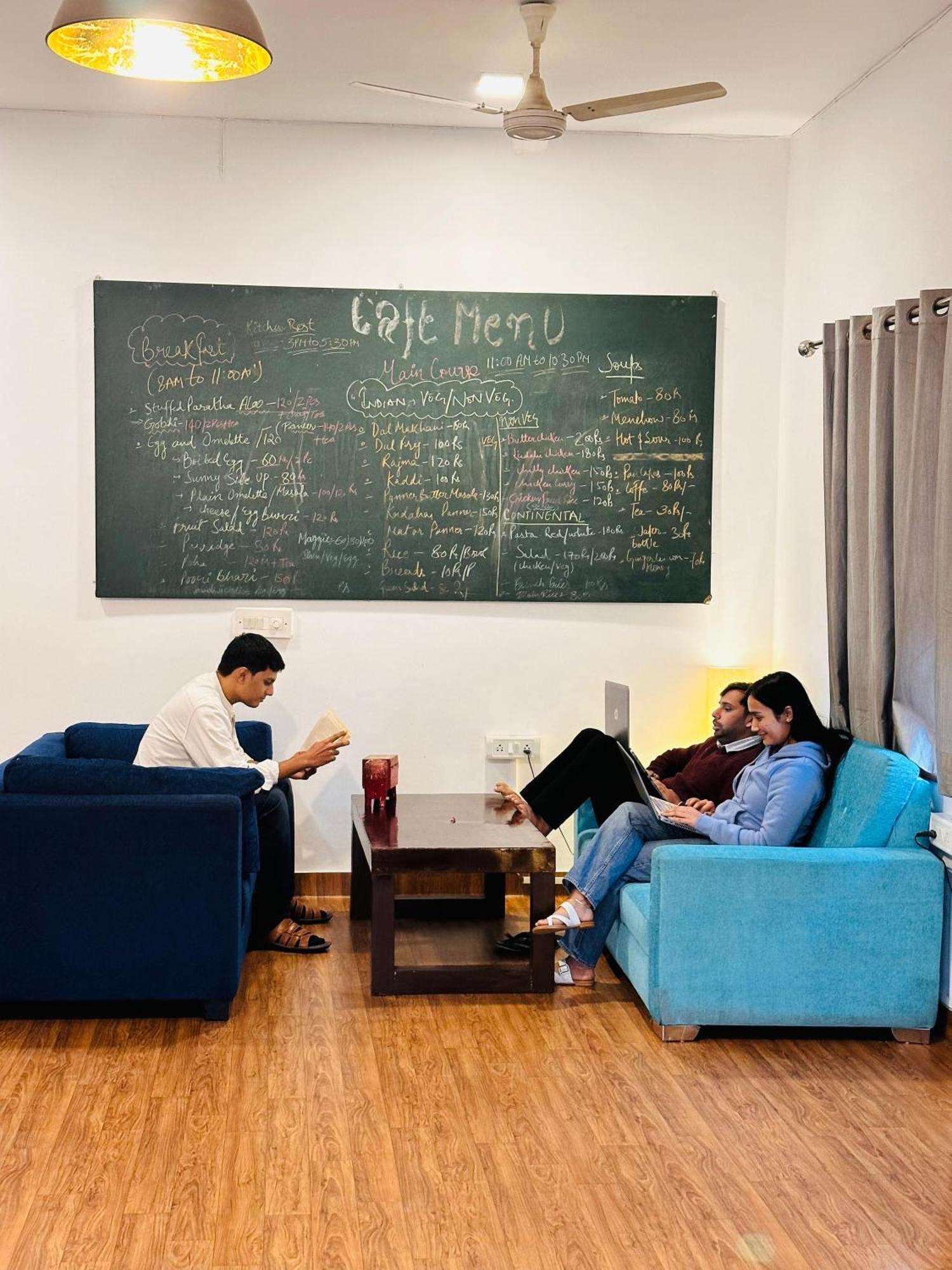 A Sleepy Fox Hostel New Delhi Buitenkant foto