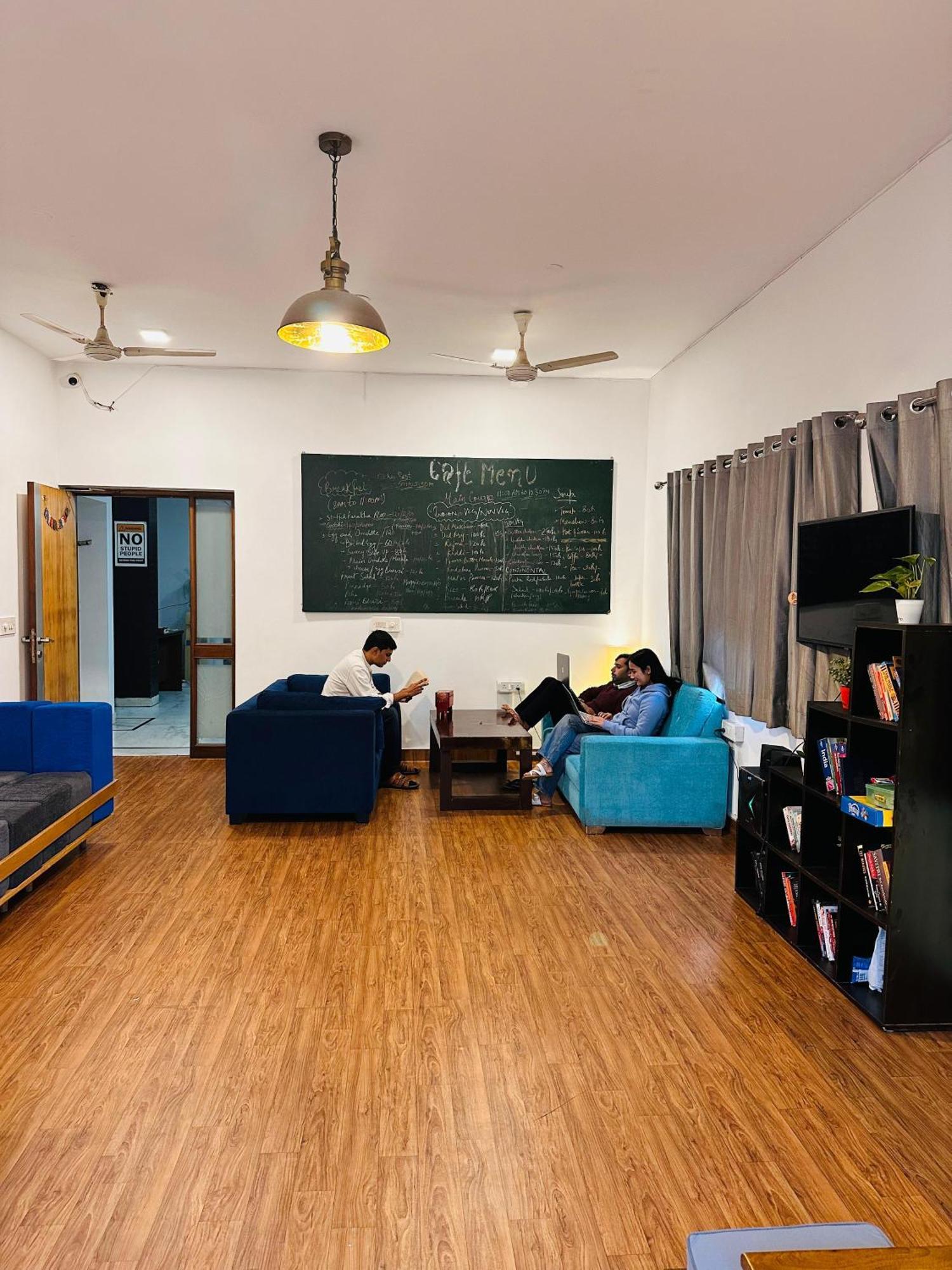 A Sleepy Fox Hostel New Delhi Buitenkant foto